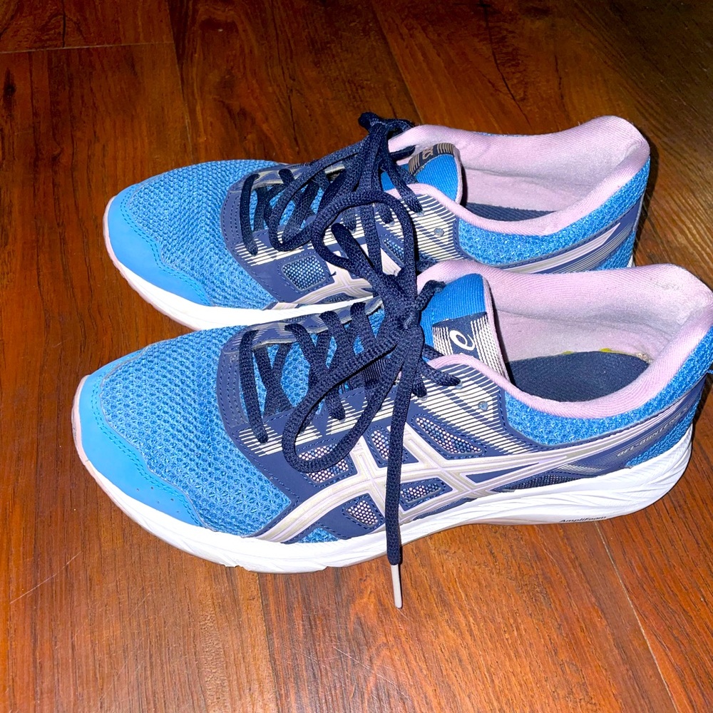 Oasics womens size 8– gently used—good condition